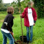 Celine und Berit mit Baum