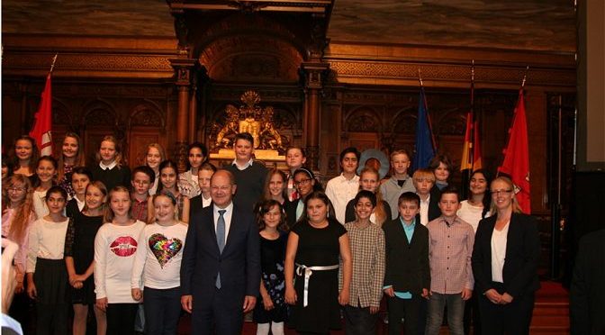 Unterstufenchor singt im Hamburger Rathaus